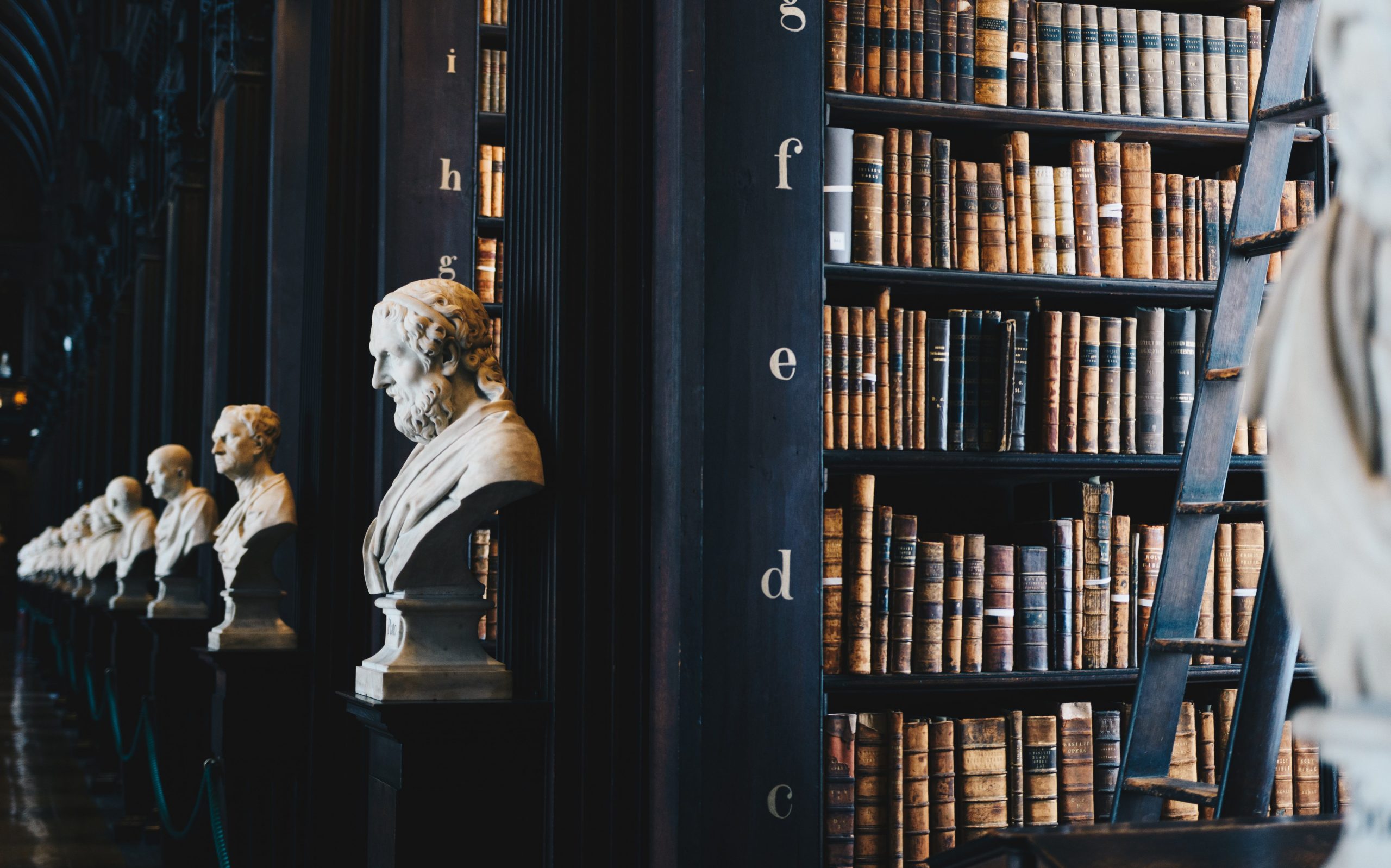 Bibliothek im antiken Stil mit Philosophen aus Stein