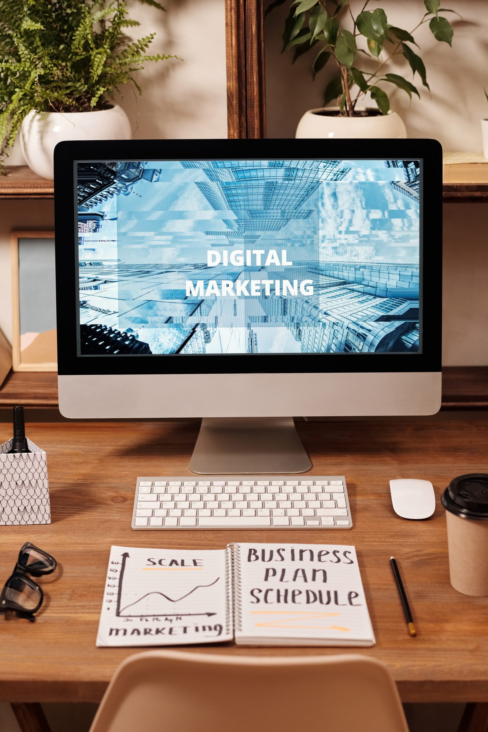 Ein I Mac am Arbeitsplatz mit Digitaler Marketingstrategie Planung 
